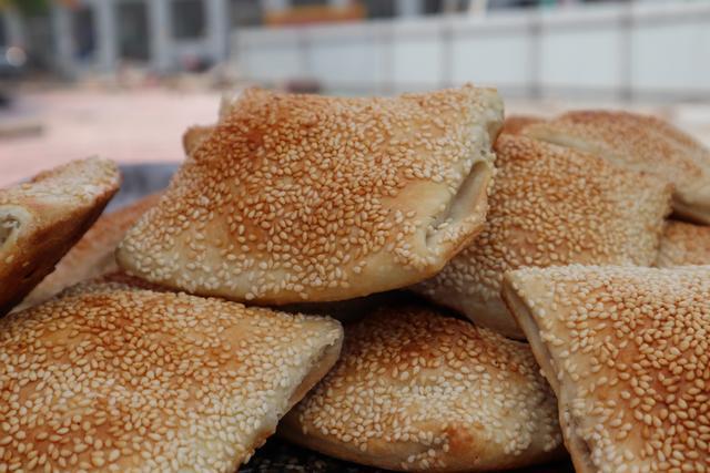 河北美食系列香脆的古月缸炉烧饼馋动您的味蕾