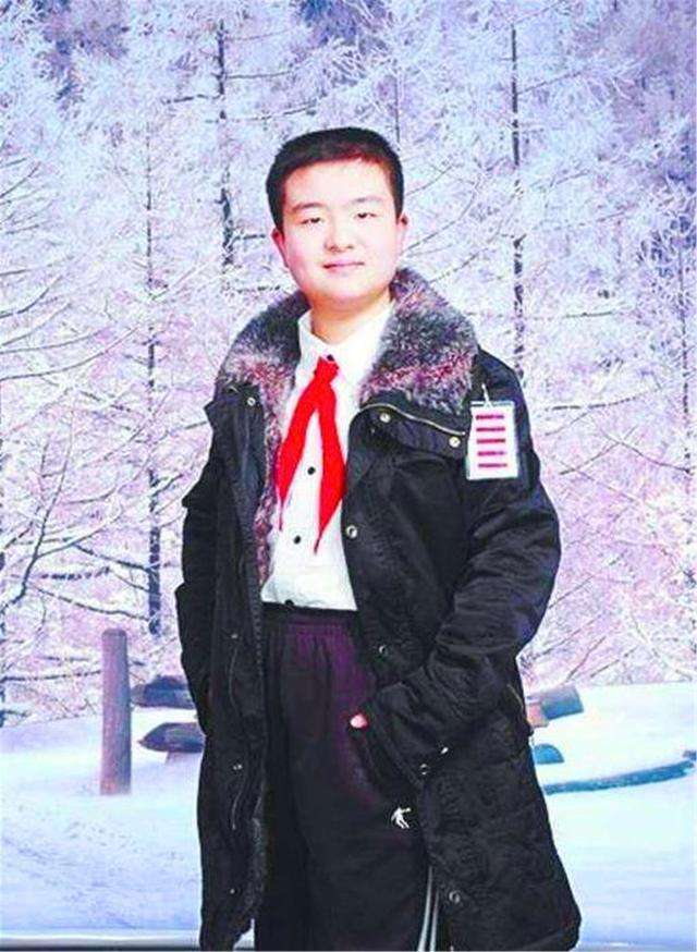 当年的"五道杠"少年,今年大学毕业了,即将成为一朵后浪