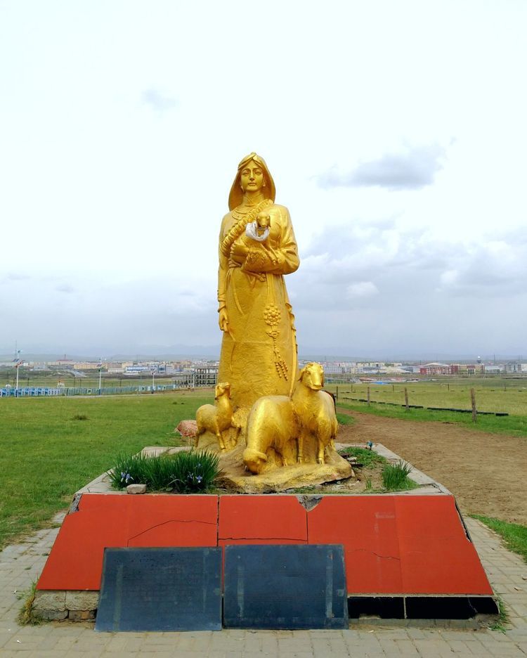 这就是说,在有《掀起你的盖头来》时,王洛宾与罗珊还没有解除婚约,与