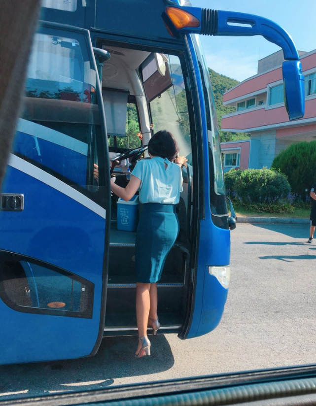 朝鲜图集:夏日朝鲜街头穿裙装的姑娘有多美?