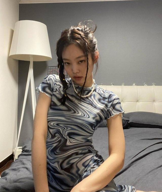 jennie太敢穿,穿粉色豹纹吊带惊艳亮相,展现纤瘦好身材_腾讯新闻