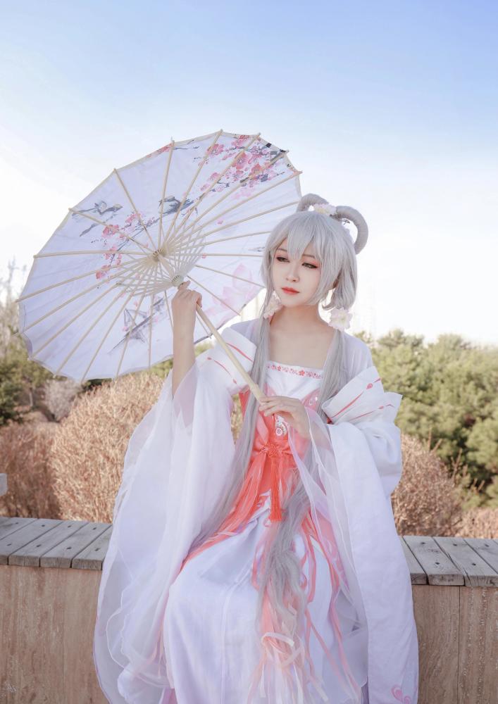 洛天依正片cos仙女裙配拖地银发网友太仙了