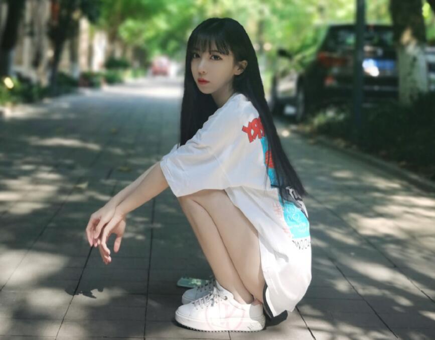 呆妹儿直播时秀大腿,被调侃有妊娠纹,直接对粉丝大骂脏话_腾讯新闻