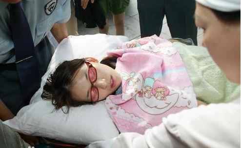 迪丽热巴在拍自己人生中第一部戏《阿娜尔罕》时,吃得苦也不算少,脚伤