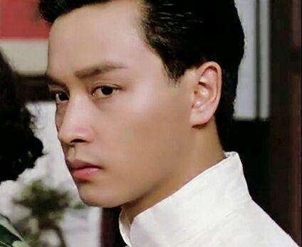 首先,先请出我们的张国荣先生为代表~头发全梳上去,再加上紧身西装.