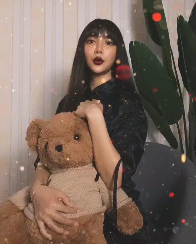 李小璐直播被禁撞脸她的助理辟谣了称该办的事天打雷劈也得办