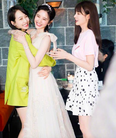 唐艺昕产后身体好出院不用人扶张若昀推婴儿车老婆全程看女儿