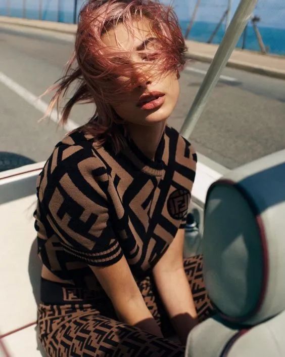 大牌logo的暴发户式审美怎么越来越时髦了