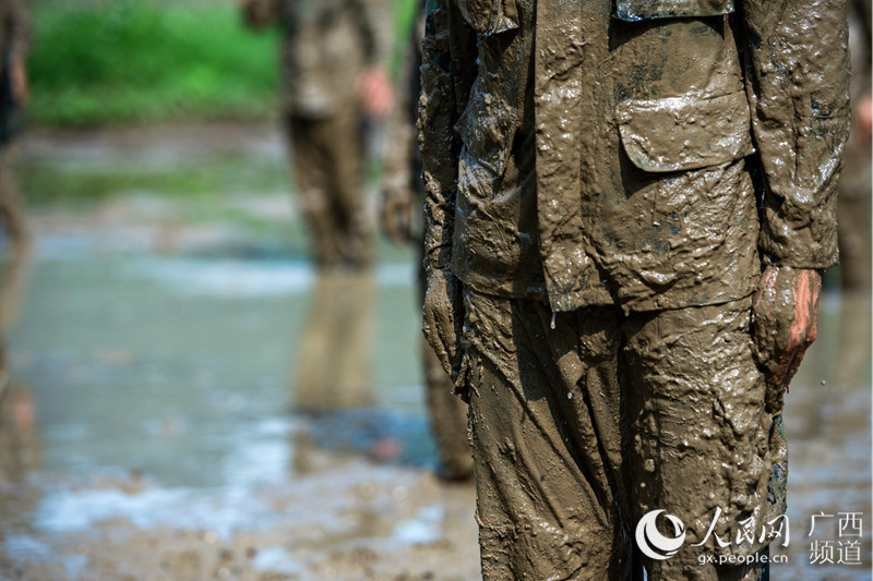 广西崇左武警官兵泥潭训练砺血性