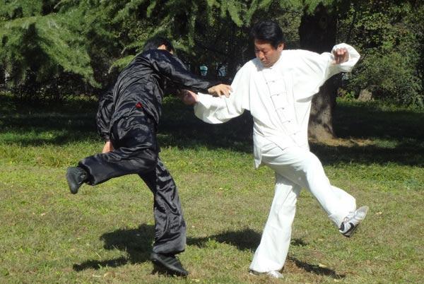 八卦掌董海川对战太极拳杨露禅打成平手杨徒弟照顾对方面子