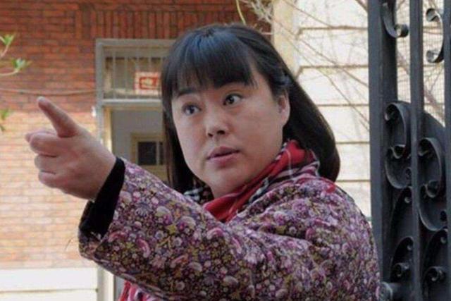 演泼辣村妇走红,离婚后对前夫没有怨言,演技好评退圈陷入丑闻