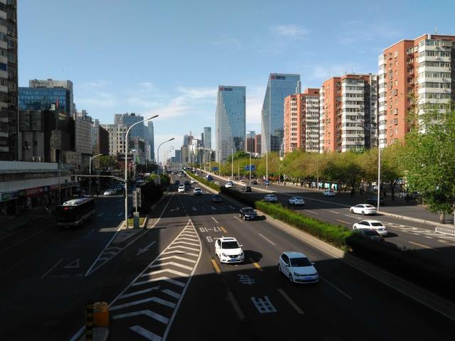 七绝·北京朝阳区街景