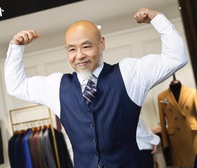 65岁老大爷健身房撸铁,肌肉健壮精神好,小伙子也未必比得了