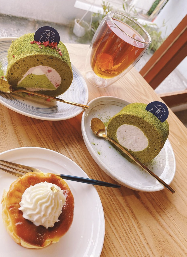 林心如甜品店悠闲过下午晒手捧瑞士卷蛋糕自拍