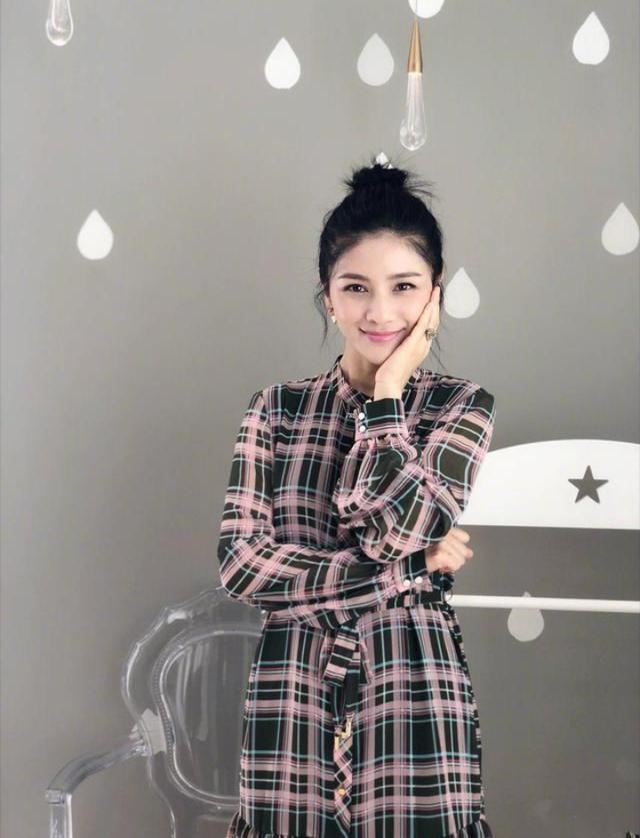 胡可最新美照,身穿格纹连衣裙,俏皮减龄又甜美可爱