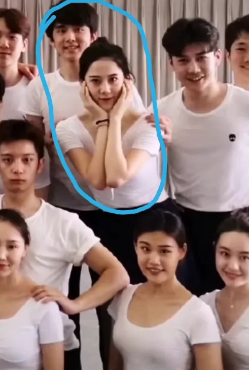 王艺瑾与张新成合照被扒照片亲密二人在谈恋爱