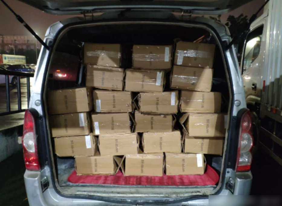 车后备箱拉菜被罚200,车主气急反问:又没拉你的菜,你凭啥罚我?