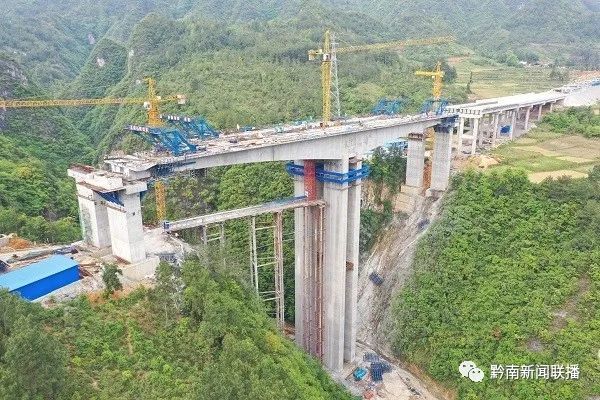 老山河大橋剛構橋左幅順利合攏,這是凱里環城高速公路項目首座完成