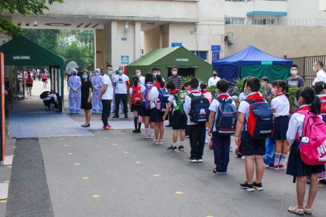 華陽小學對校區進行了 全面消殺 針對低年級同學集中返校 學校除了在