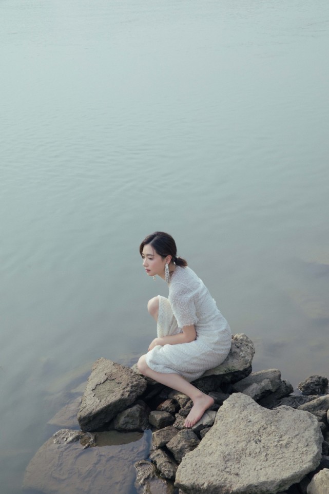 万茜藏在树影里踏在清水河边美得还是那么惊艳
