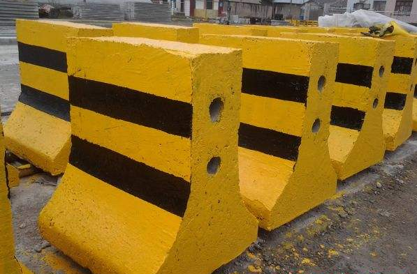 水马是一种用于分割路面或形成阻挡的塑制壳体障碍