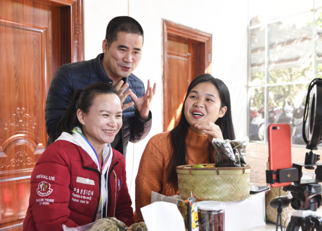 巧妇九妹一炮而红坐拥千万粉丝的乡村网红成为脱贫领头雁