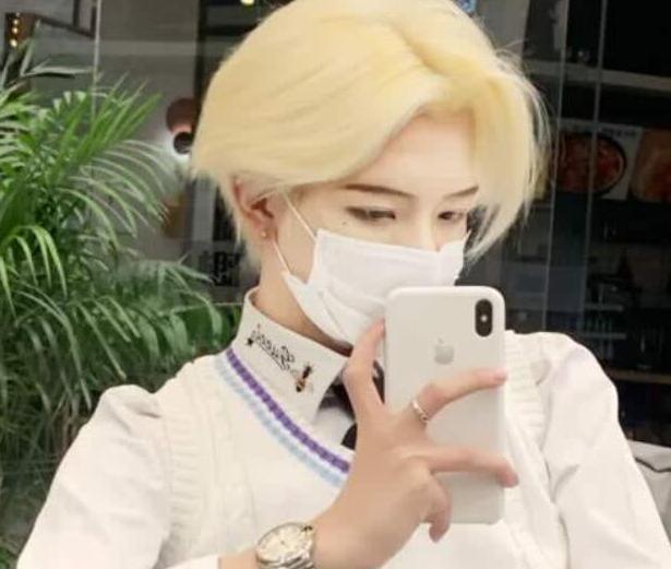 七鹤大人不满被说像鸭嘴兽染白发摘口罩帅成了蔡徐坤