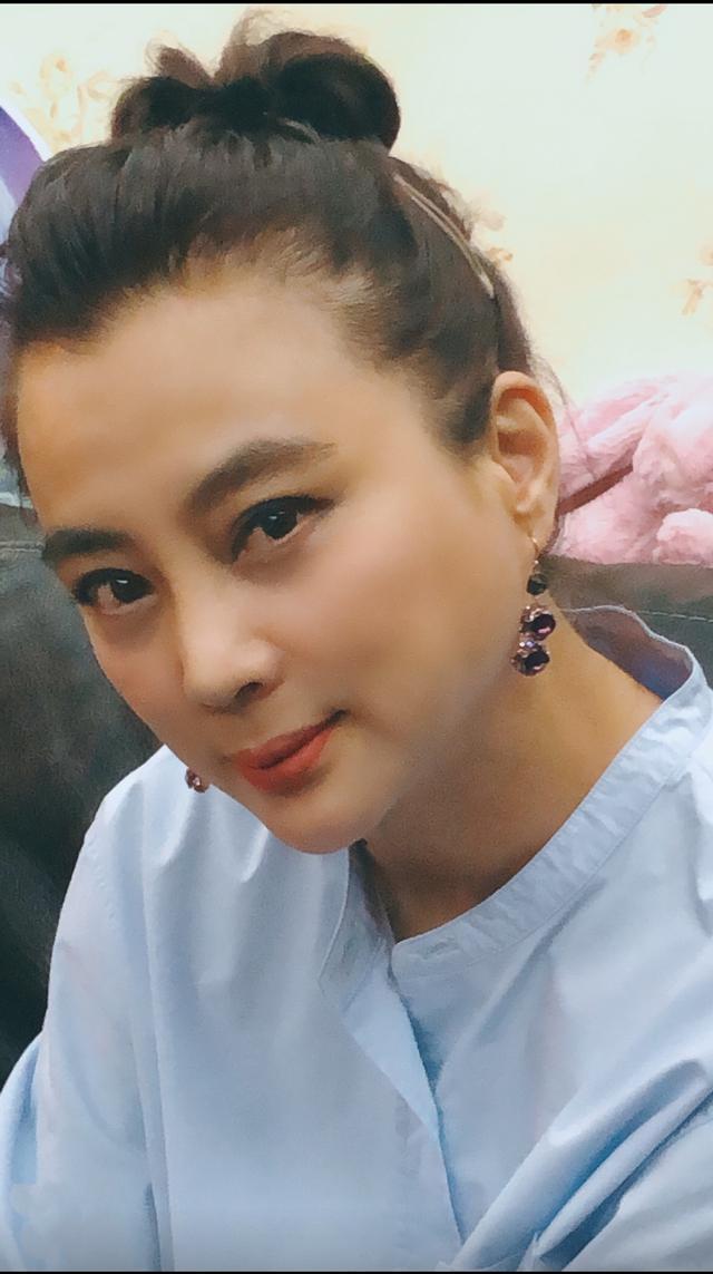 5月5日,李玲玉在社交平台上分享了近照,照片中的她身穿淡蓝色衬衫,梳