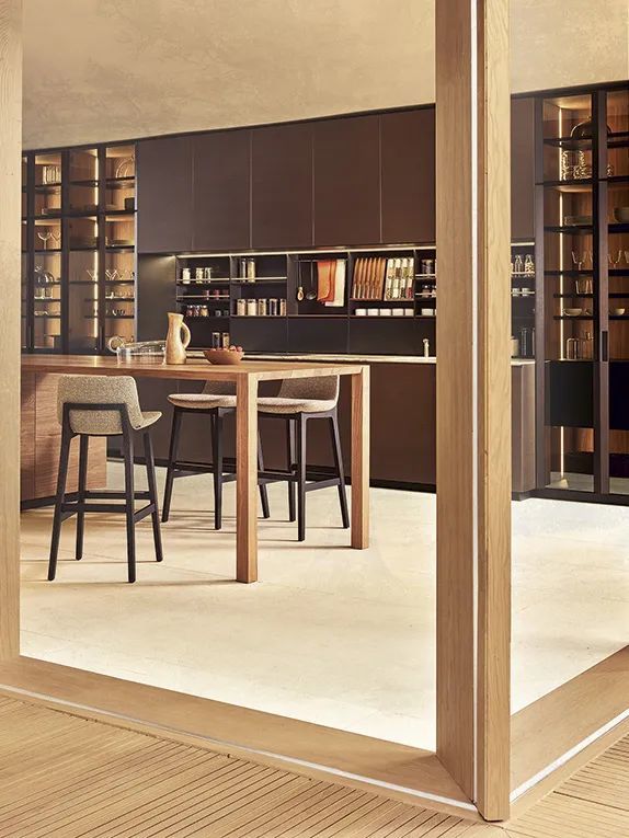 poliform 在一所隐奢住宅内展开了大胆的试探