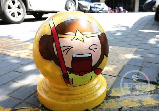 创意石墩绘画扮靓社区环境球形石墩瞬间变成萌宝宝