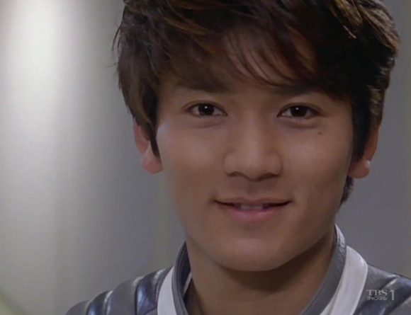 在这里,相信大家都很奇怪,不是只有孩子能变成光吗,为什么丽娜也变成