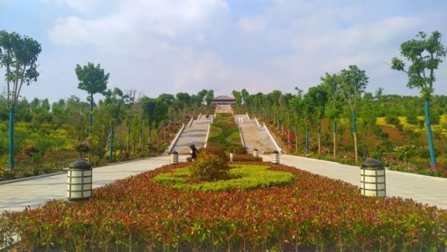 長壽山公園是鄢陵縣鶴鳴湖公園的附屬建築,公園最高處貢奉的是中國