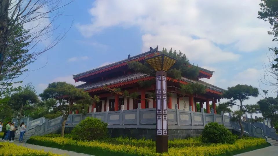 長壽山公園是鄢陵縣鶴鳴湖公園的附屬建築,公園最高處貢奉的是中國