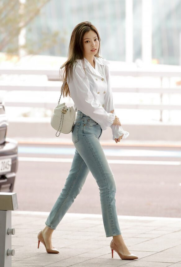 jennie自拍太养眼!白色一字肩搭配牛仔裤,简约穿搭尽显时髦感