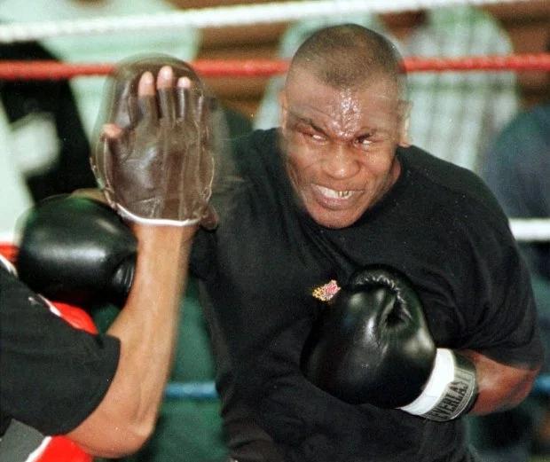 熟悉拳击的朋友都知道是非常狠的,50胜6负44场ko的辉煌战绩,让泰森