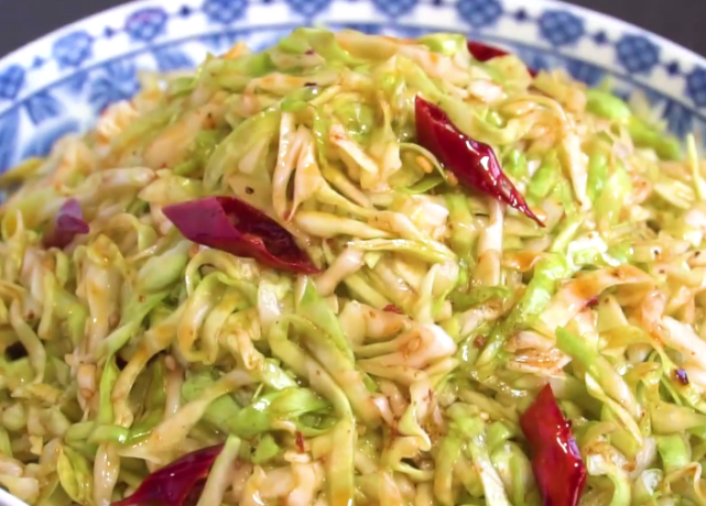 简单好吃的酸辣包菜丝,清爽解暑,鲜香味美,不错的夏日凉拌菜