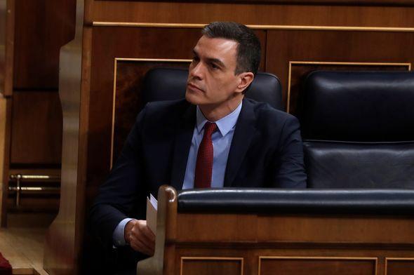 西班牙疫情反弹首相桑切斯直面反对党宣布紧急状态将继续延长