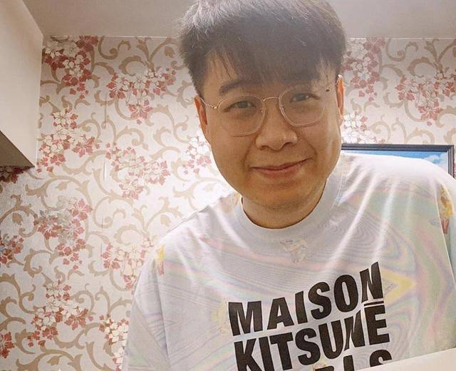 现实中的何远东与剧中的肥仔富一样,是朋友们心目中的树洞