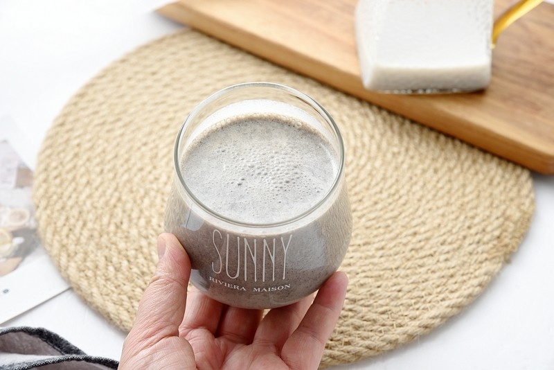 再忙也要抽出时间吃早餐两分钟为自己做一杯黑芝麻奶昔香润