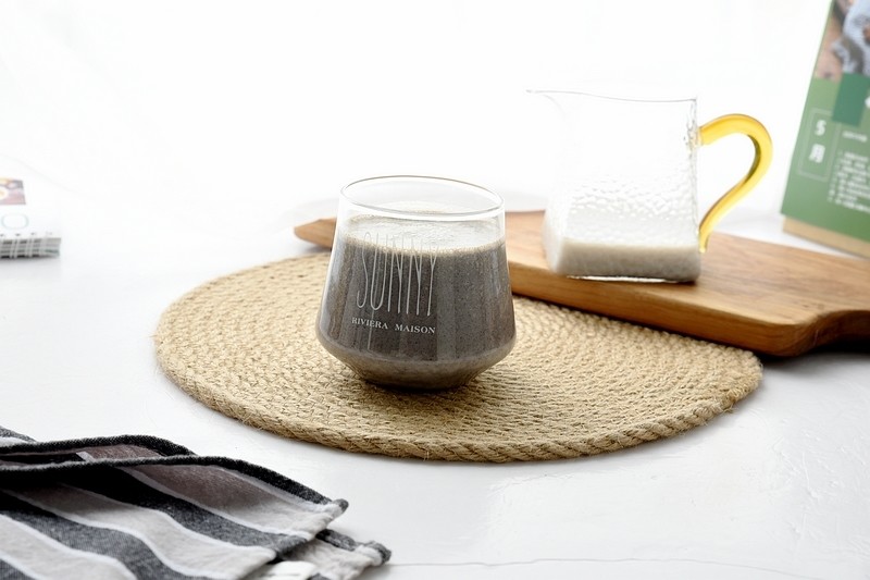 再忙也要抽出时间吃早餐两分钟为自己做一杯黑芝麻奶昔香润