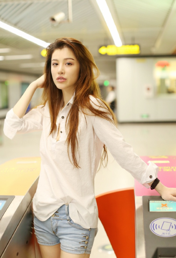 葛天真是气质女神白色衬衫配牛仔短裤走机场彰显出了清纯魅力