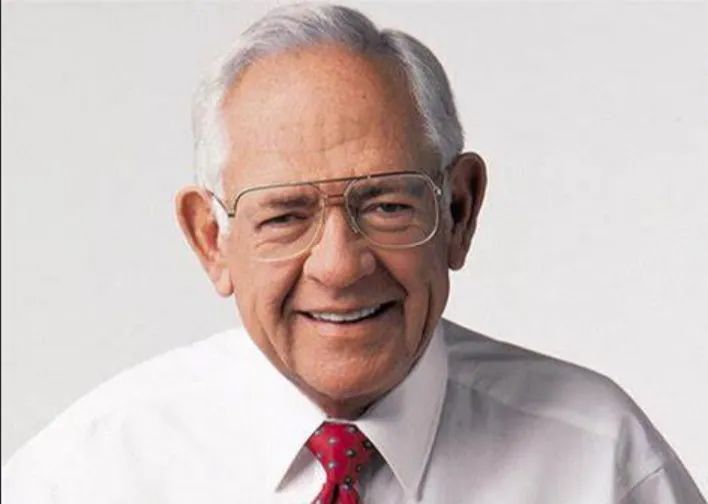 温蒂汉堡的创始人戴夫·托马斯dave thomas疫情出现后,北美的牛肉生产