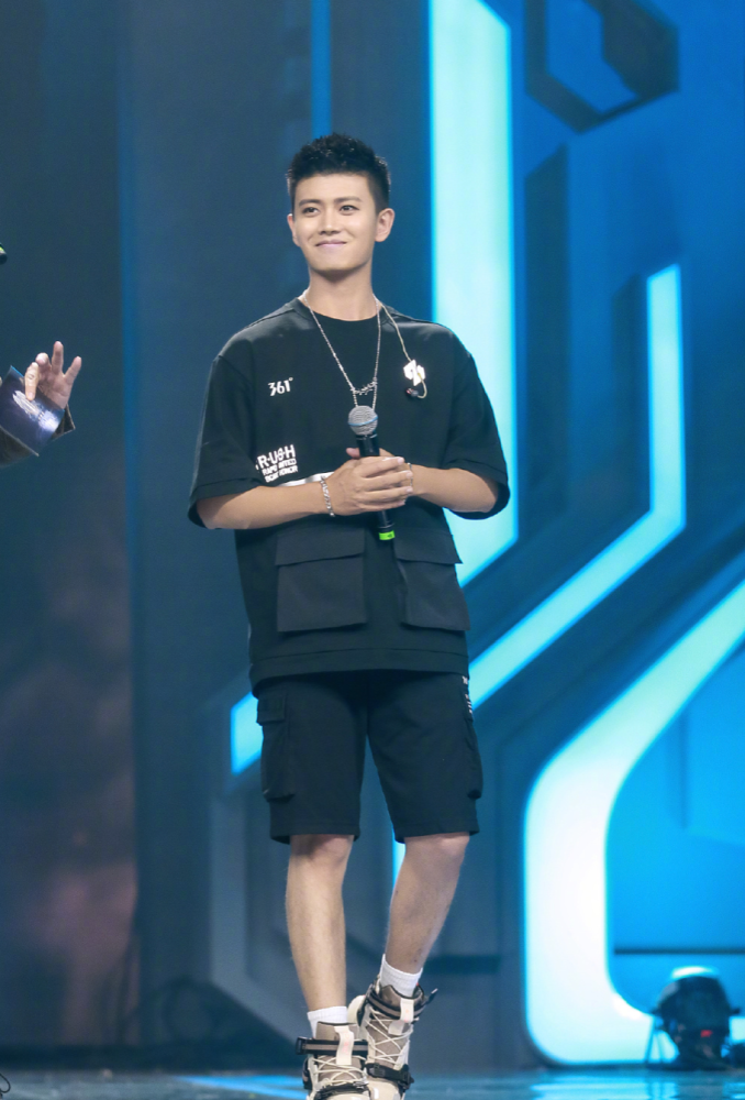 任嘉伦唱《琵琶行》,造型如翩翩公子,一身卡其色清雅脱俗