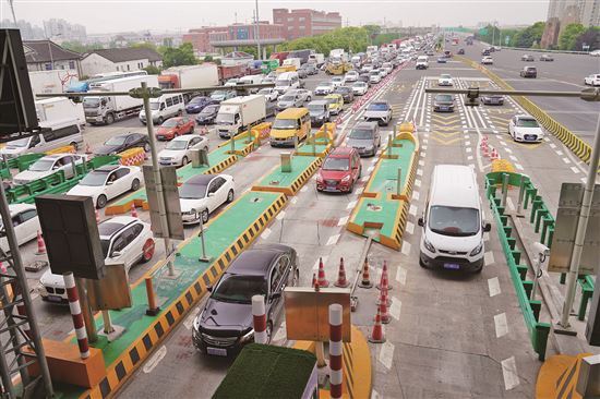 5月6日上午,京沪高速公路(上海段)江桥收费站车辆通行秩序井然.