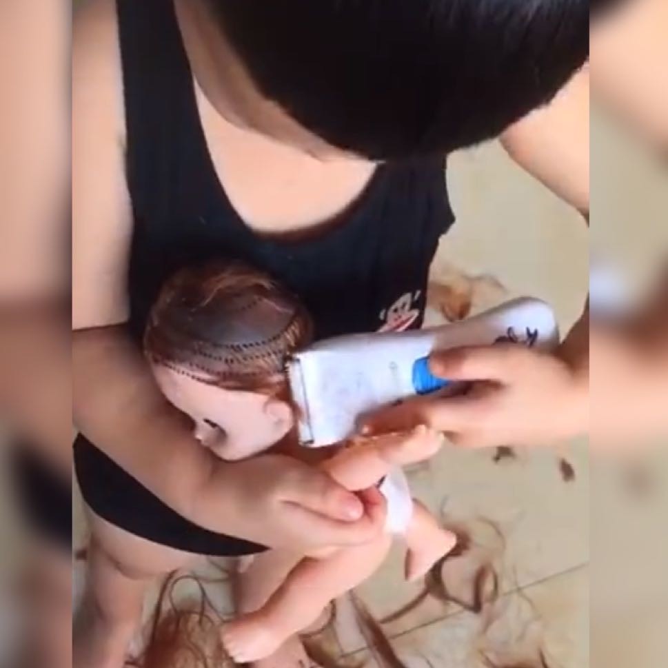 萌娃用推子给洋娃娃"推头发"火了,网友:真是长发飘飘秒变寸头