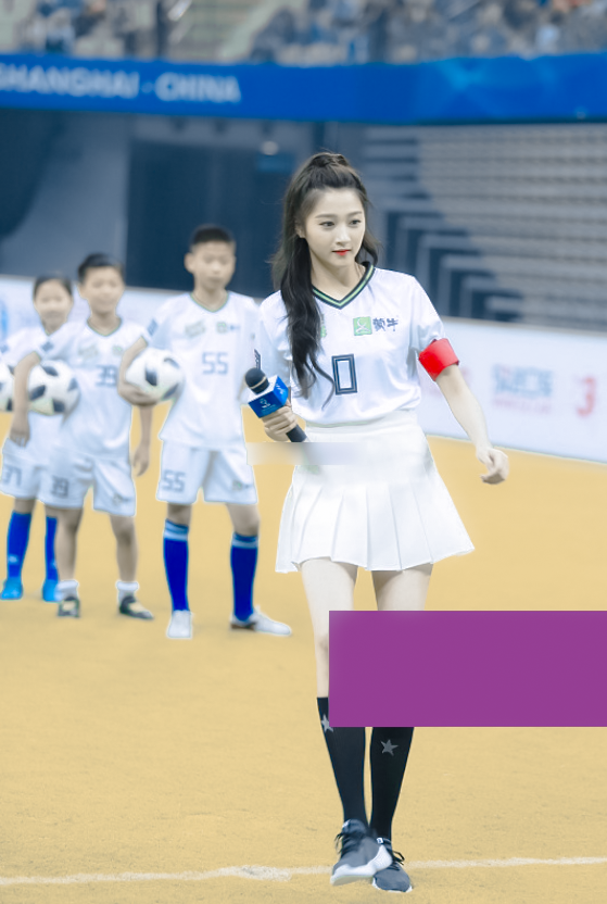 关晓彤穿百褶裙踢足球精修图对比生图真实腿型差距一目了然