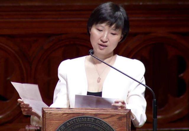 高考神童何碧玉:14岁上清华,24岁博士毕业,如今居住国外不回国