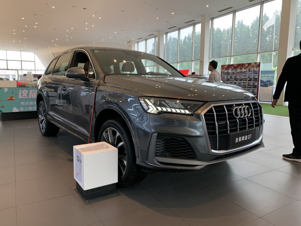 奥迪最强七座suv豪横上市,68.98万元起售,看完配置真想剁手