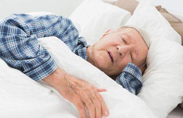 老人夜里睡不着总失眠,警惕与糖尿病有关!