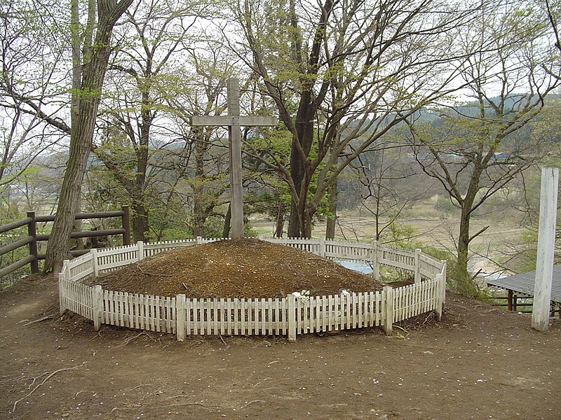 日本青森县有个偏僻的小山村,叫新乡村,这里有块被栅栏围住的神秘